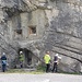 Erste Kletterversuche am Klettergarten Schollberg. Die meist einfachen Routen führen um die Schiessscharten des ehemaligen Artilleriewerks herum