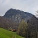 Wiese bei Atscha mit dem Maziferchopf, wo sich ein Klettergarten befindet