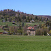 Sicht vom Dorfrand Riehens (283m) nach Deutschland zum Tüllinger Berg. Der Gipfel ist zwar versteckt, jedoch ist das Kirchlein von Ober Tüllingen (408m) zu sehen.
