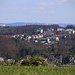 Blick von Ober Tüllingen (408m) nach Lörrach zur Siedlung Salzert (425m) mit den schneebedeckten Hügeln des Schwarzwaldes dahinter.