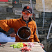 Bortelhütten (2107m): Dani bereitet unser Abendessen vor mit viel gesunden Leckereien.