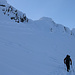 Bortelhorn: Der Südwestgrat wird bei genügend Schneeauflage im WInter und Frühling einfach in einer kleinen Einsattelung bei der Gratkuppe P.2986m erreicht.