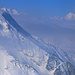 Bortelhorn Südwestgrat: Und plötzlich lichteten sich die Wolken im Abstieg auf dem Grat und wir sahen zum Wasenhorn / Punta Terrarossa (3245,8m) hinüber. Sogar die Mischabelgruppe und das Weisshorn (4505,5m) zeigten sich am Horizont.