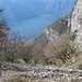 Verso il lago, al ritorno dalla parete di roccia verticale a destra vediamo partire una poiana