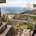 ... zu zwei Felsen, die die Karte als begehbare Aussichtsfelsen ausweist: hier sind wir zunächst am Hartfelsen (Hardstein), von den Einheimischen auch liebevoll Hardrock genannt ;o) <br />Blick zur – leider dunstverhangenen – Rheinebene.