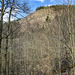 Ebenfalls auf der ersten Anfahrt: Blick vom Talgrund hoch zum anderen namenlosen Felsen, dem des [https://www.hikr.org/gallery/photo3346545.html?post_id=162593#1 heutigen ersten Etappenziels.]