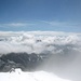 Am Gipfel mit kurzer Wolkenlücke und Blick Richtung Südost