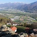 <b>Monti di Prato Grasso (777 m).
Si tratta di un alpeggio affacciato sul Piano di Magadino, con una dozzina di rustici riattati, in buona parte adibiti a residenze di vacanza. </b>