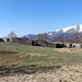 <b>Dopo circa 2 h di cammino, arrivato al segnavia dell’Alpe delle Lagonce (1166 m), faccio una breve deviazione per osservare i manufatti in sasso e calcestruzzo risalenti alla Prima Guerra Mondiale: una posizione a cielo aperto dell’artiglieria con postazioni per due cannoni da 12 cm, la cui gittata dello sparo poteva raggiungere il Motto di Taverne, ad oltre sette km di distanza.</b>