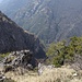Vista vertiginosa verso la Valle Pioda dalla quota 1304,9 CTR, la più vicina al punto in cui la CNS indica il Sasso di Cusino 1328 m. Risulta però corretta la quota della CTR.
