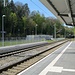 Start am Bahnhof Freiburg Wiehre. Der Berg beginnt gleich links der Gleise, aber man muss erst noch ein kurzes Stück durch den Ort und kann erst oberhalb des geradeaus sichtbaren Tunnels nach links hinüber.
