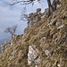 La traccia è nuovamente presente e volge a sinistra, puntando verso il fungo di roccia nella foto. 