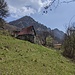 Ultimo sguardo verso il Sasso di Cusino (la cima visibile dal paese) dalle baite di Cavia