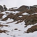 Rückblick auf den steilsten Abschnitt auf 2400 m ü. M. Man kann noch durchgehend mit Ski runterfahren, aber nicht mehr lange.