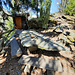 La cabane du gardien et une robuste place de pic-nic. 