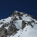 steiler Aufstieg mit Steigeisen und aufgebundenen Ski: Blick vom Skidepot hinauf in Richtung Gipfel (der hier nicht sichtbar ist)