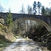 schöne Steinbrücke mit drei Bögen der stillgelegten Lokalbahn nach Hauzenberg  über den Staffelbach
