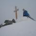 Gipfelfoto bei Schneefall auf dem Piz Giuv / Schattig Wichel 3096m. Wegen zum Teil schlechten Schneeverhältnissen habe ich ausserordentlich lange (6h) hier hinauf gebraucht. Deshalb beschloss ich auf die nahe Etzlihütte abzusteigen.