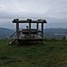Bevor man in den Wald der Spießhörner eintaucht, gewährt diese Bankkonstruktion nochmal Weitblicke.