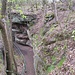 Seitlich am südlichen Drachenfels führt dieser Weg zu einer Höhle.