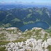 Gipfelblick zum Wägitalersee hinunter;
Chli und Gross Aubrig oberhalb des Staudamms sichtbar