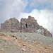 Der Gipfelbereich der zerklüfteten Rocca di Verra ist zu sehen.
