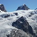 Über den Gletscher unterhalb des Pollux war ich am 08.06.19 zum Rifugio Guide della Val d`Ayas abgefahren, das sich hinter dem Felszacken versteckt.