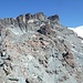 Über dem Gipfel sieht man Felswände der Gobba di Rollin.