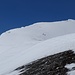 Schlussaufstieg Bärenhorn. Drei Skitourengeher treffen einige Minuten vor mir ein, hier sind zwei von denen im Aufstieg zu sehen.