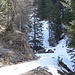 Ab 1800 m ü. M. war die Alpstrasse schneebedeckt, das gilt wohl für eine Strecke von 300-400 m wo die Strasse im Schattenhang verläuft. Da ich nur mit Trailrunning Schuhen unterwegs war, ging ich ein Stück zurück und folgte stattdessen den Wanderweg bis Foppa. Das ging fast ohne Schneekontakt.