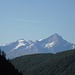 Zoomaufnahme talauswärts zu Bergen der Grajischen Alpen