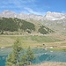 Im Talgrund liegt ein kleiner See.