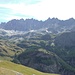 Blick zum gewaltigen gezackten Urgesteinskamm, der den Talkessel östlich begrenzt  