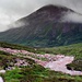 Eine kurze Regenpause auf dem Weg durch Lairig Ghru. Im Bild, Cairn Toul (1291m), der vierthoechste Berg Schottlands.