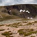 Blick zur Felswand im SW von Braeriach. Das groessere Schneefeld in der Mitte wird wissenschaftlich ueberwacht: Es ist innerhalb der letzten Hundert Jahre genau 5 Mal abgeschmolzen: 1933, 1959, 1996, 2003, und 2006 (Quelle: engl. [http://en.wikipedia.org/wiki/Snow_patches_in_Scotland Wikipedia]).