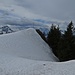Gulmen-Gipfel mit Schneedach.