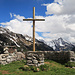 ein Kreuz in Oberstofel, im Hintergrund der Lütispitz und Schafberg