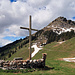 ein Kreuz in Oberstofel, im Hintergrund der der Neuenalpspitz