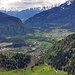 Tiefblick nach Reichenau und Tamins. Der Taminser Kirchhügel besteht aus der Trümmermasse des Taminser Bergsturzes vor ca. 10'000 Jahren. 
