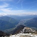 kurz vor Erreichen des Gipfelaufbaus - ein Blick in die Vereinigung der Täler von Ticino und Moesa bei Arbedo