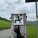 [https://www.hikr.org/user/Makubu/gallery/tags/seltsame_grafik/ Seltsame Grafik] bei der Kreuzung 625m nördlich vom Eichenhof.


