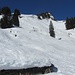 An der gut eingeschneiten Unteren Lüchlealpe; von rechts oben kommt die Skiroute aus der Lüchlemulde, zum Lüchlekopf geht es links in den Wald hinauf