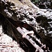 Buco passante nelle rocce del letto del torrente Valfredda