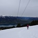 eine noch dicke Schneedecke bei der Bergstation Niederhorn - mit stets tiefer liegenden und näherziehenden Wolken