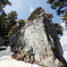 Hier stehen einige steile Felsen rum