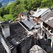 <b>Carpentieri al lavoro.<br />Un tetto in piode ben costruito può raggiungere tranquillamente 300 anni di vita. </b>