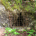 Eine Höhle am Wanderweg beim Etang des Royes.