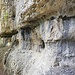 interessante Felsen (hinter dem Wasserfall)