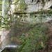 der Weg führt hinter dem Wasserfall durch
