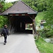 im Dorf Brunnadern geht`s erst über diese gedeckte Holzbrücke vom Ende des 18 Jhd.